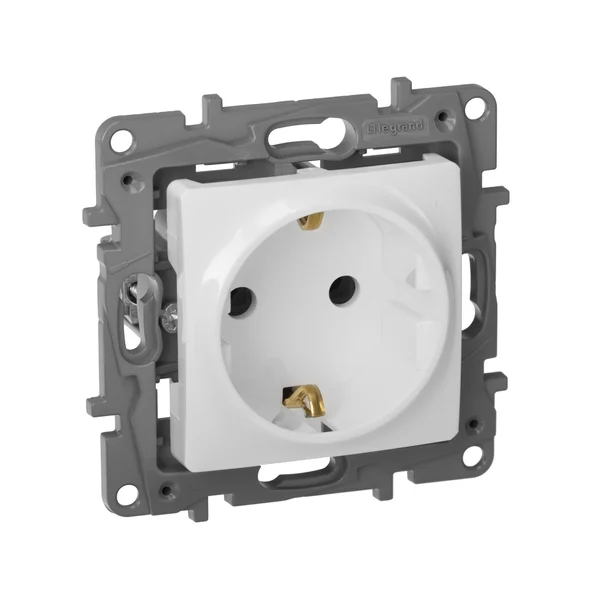 Розетка 1-м СП Etika 16А IP31 250В 2P+E с заземл. защ. шторки немецк. стандарт бел. Leg 672222